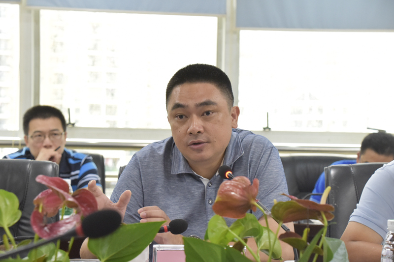 西部公汽邓儿总经理向张意海局长一行介绍了西部公汽